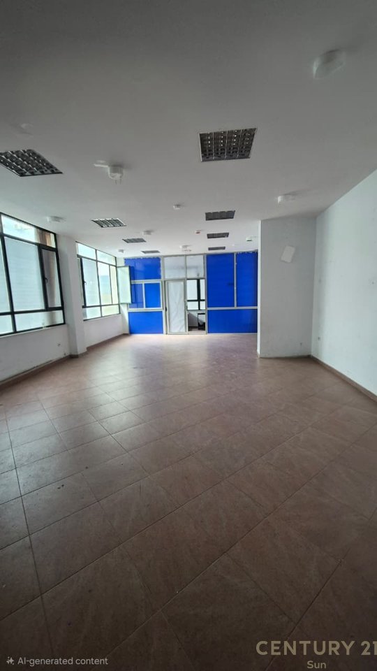 Jepet me qera zyre 90 m² te ish ekspozita!