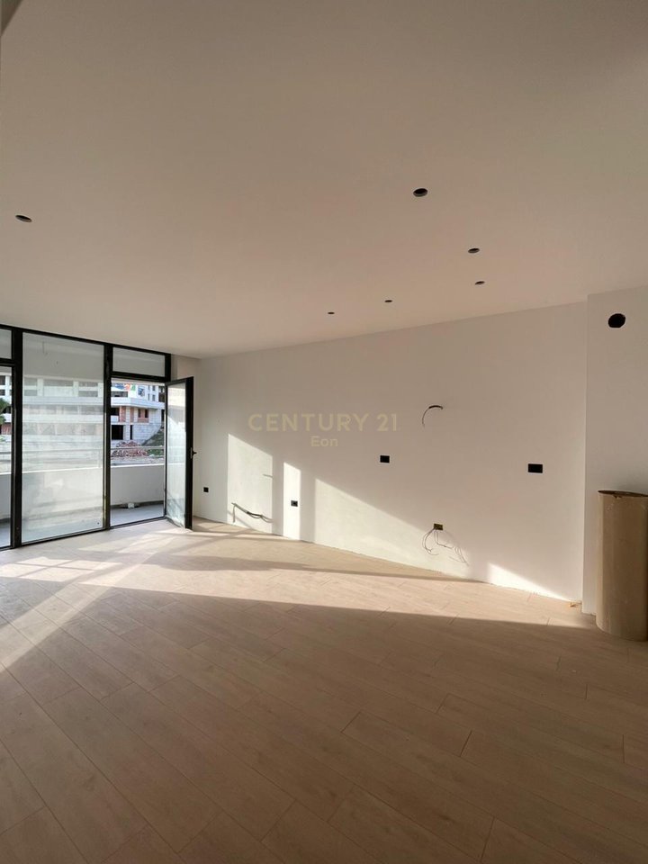 SHITET APARTAMENT 2+1 ME PAMJE DETI TEK "WHITE HILL RESIDENCE" NE CURRILA!