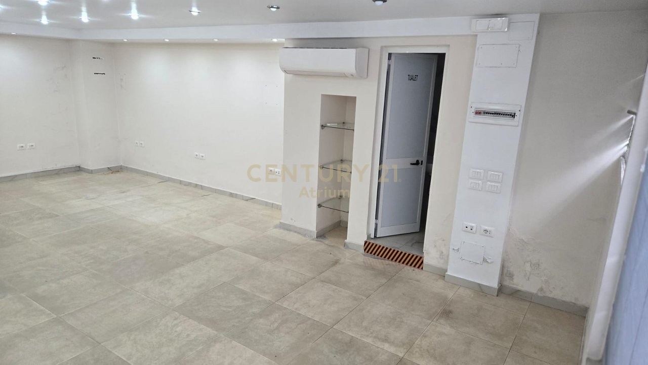 JEPET ME QIRA AMBIENT BIZNESI  PRANE MATERNITETIT TE RI !