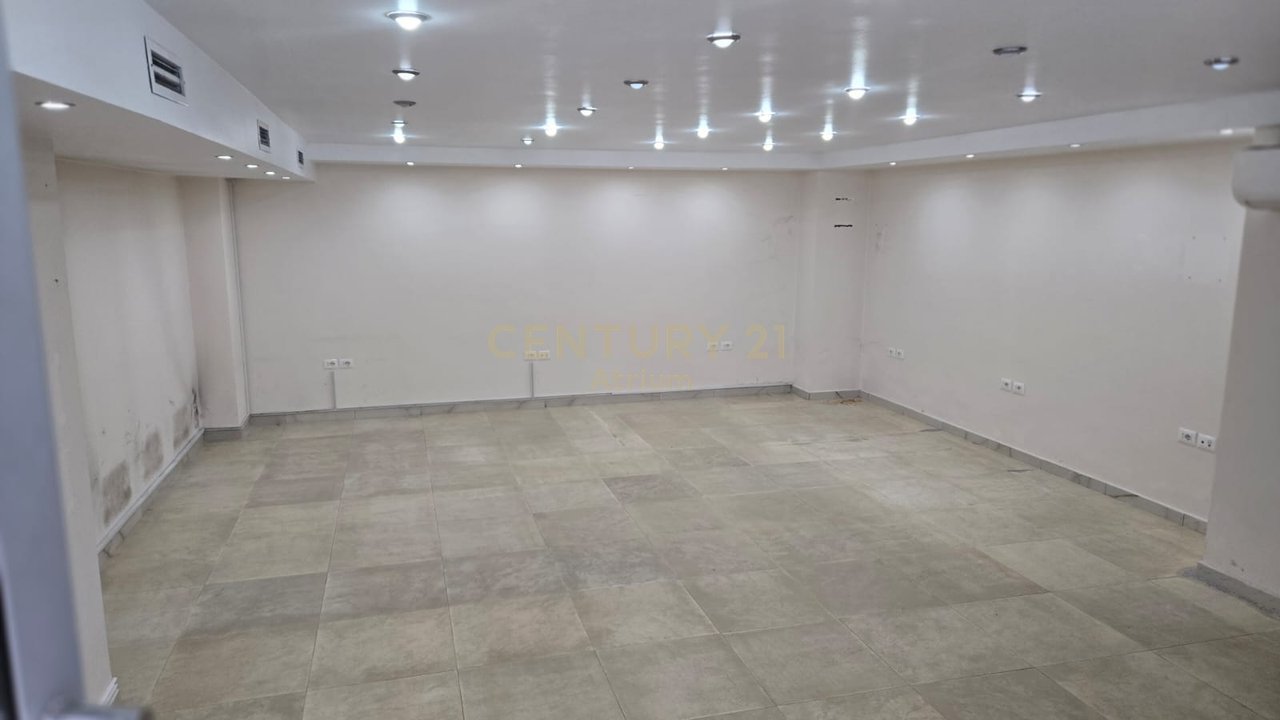 JEPET ME QIRA AMBIENT BIZNESI  PRANE MATERNITETIT TE RI !
