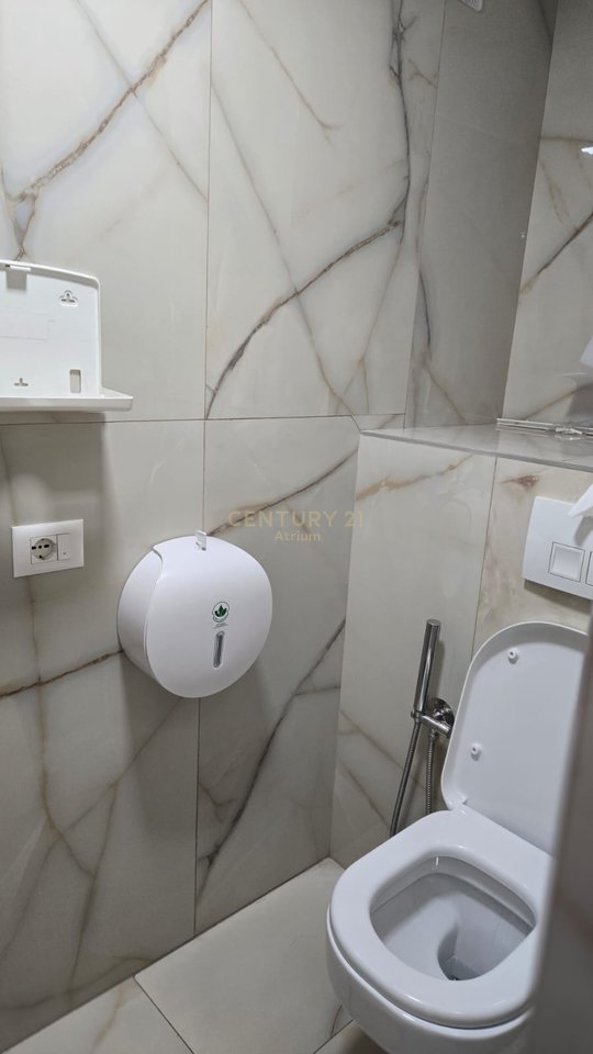 JEPET ME QIRA AMBIENT BIZNESI  PRANE MATERNITETIT TE RI !