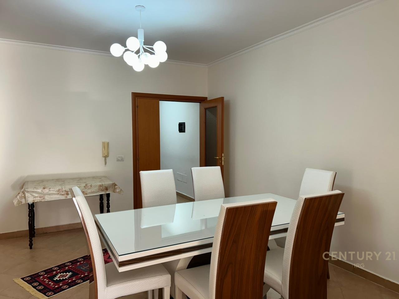 APARTAMENT 2+1+2 ME QERA PRANË RRUGËS SË KAVAJËS.