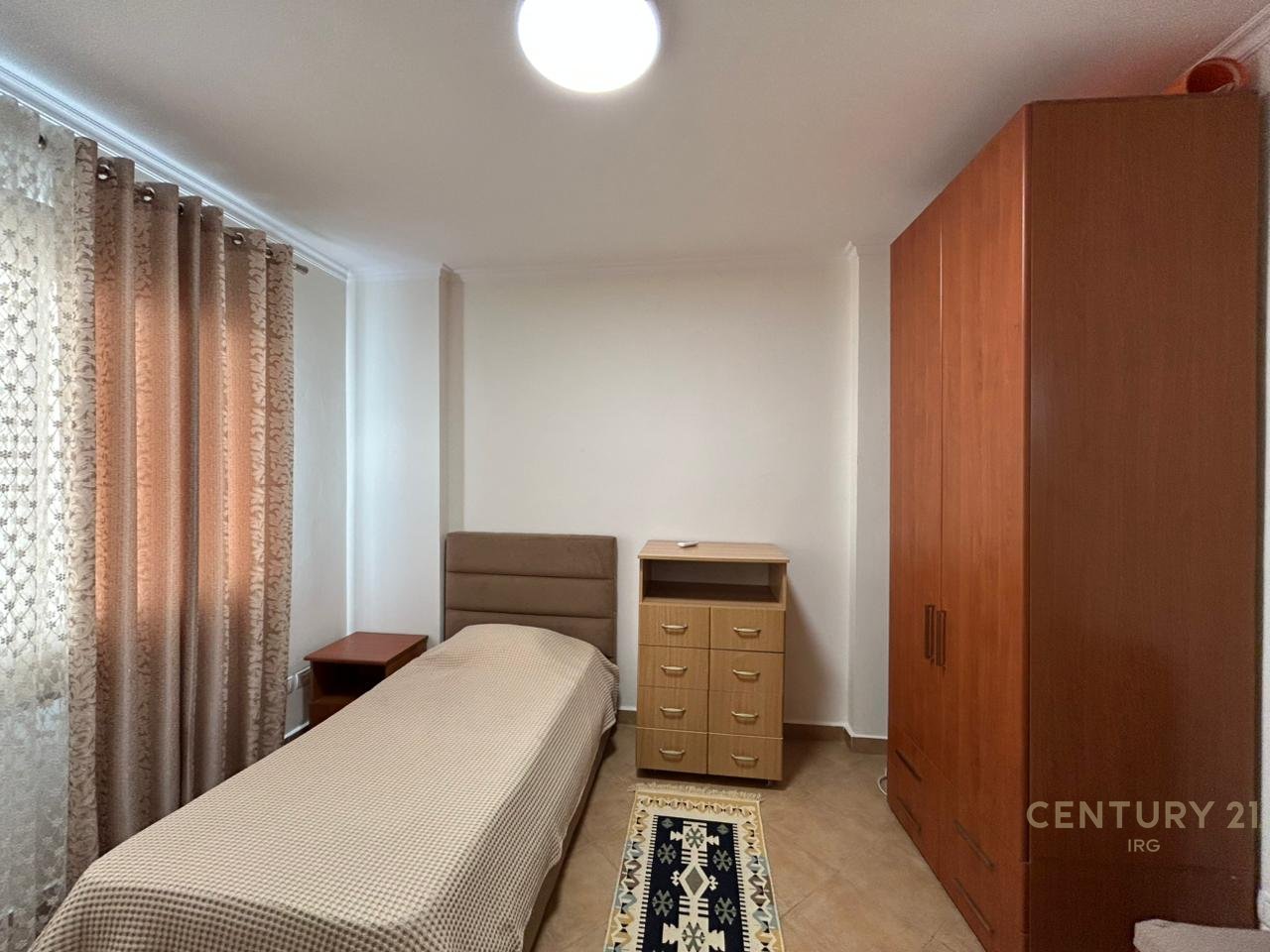 APARTAMENT 2+1+2 ME QERA PRANË RRUGËS SË KAVAJËS.