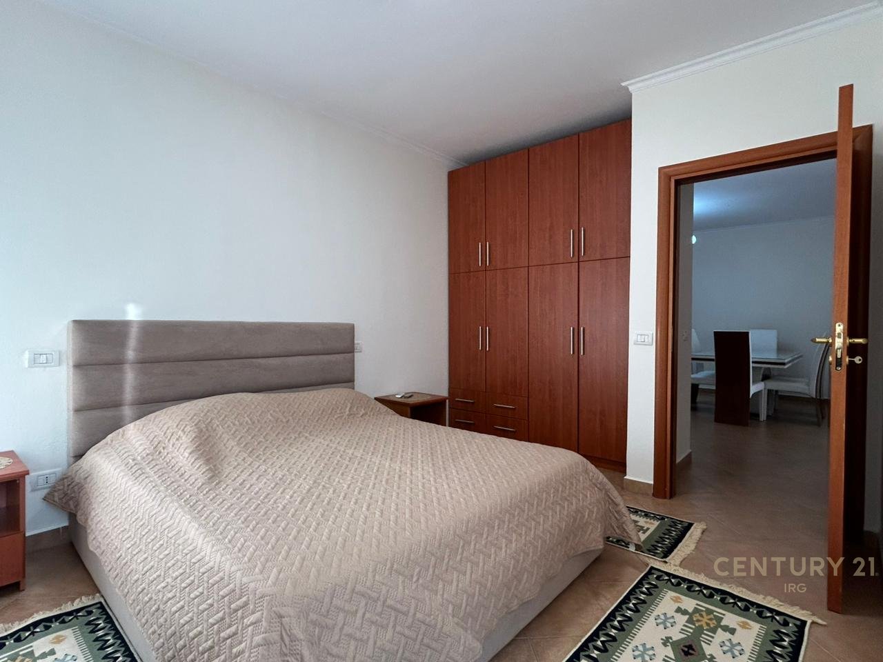 APARTAMENT 2+1+2 ME QERA PRANË RRUGËS SË KAVAJËS.