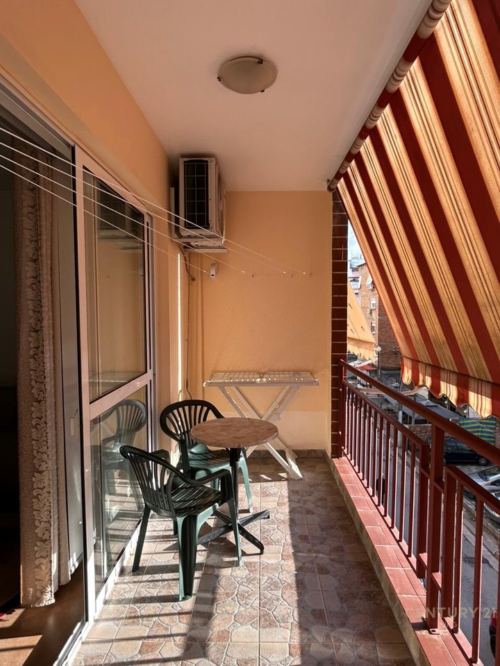 APARTAMENT 2+1+2 ME QERA PRANË RRUGËS SË KAVAJËS.