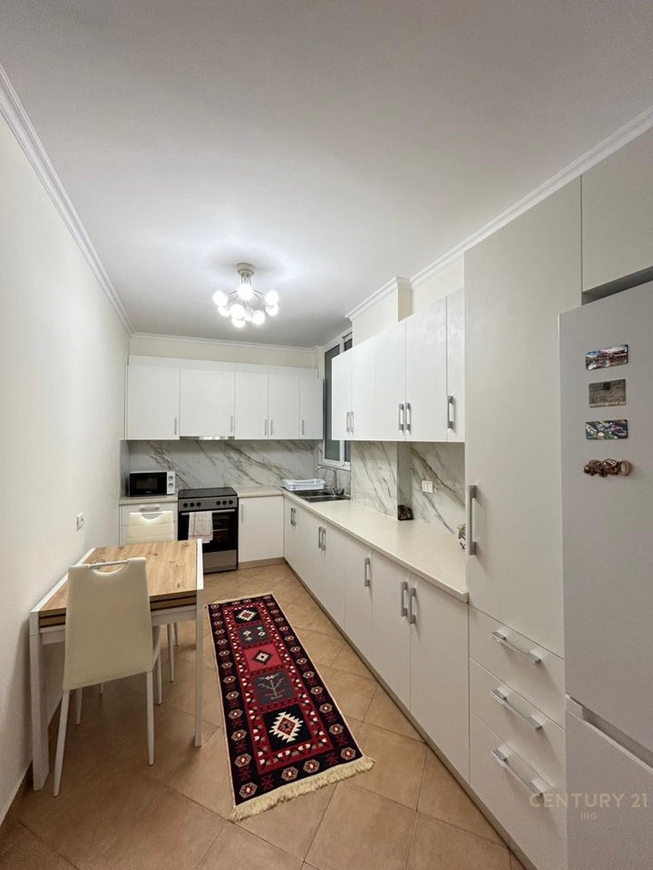 APARTAMENT 2+1+2 ME QERA PRANË RRUGËS SË KAVAJËS.