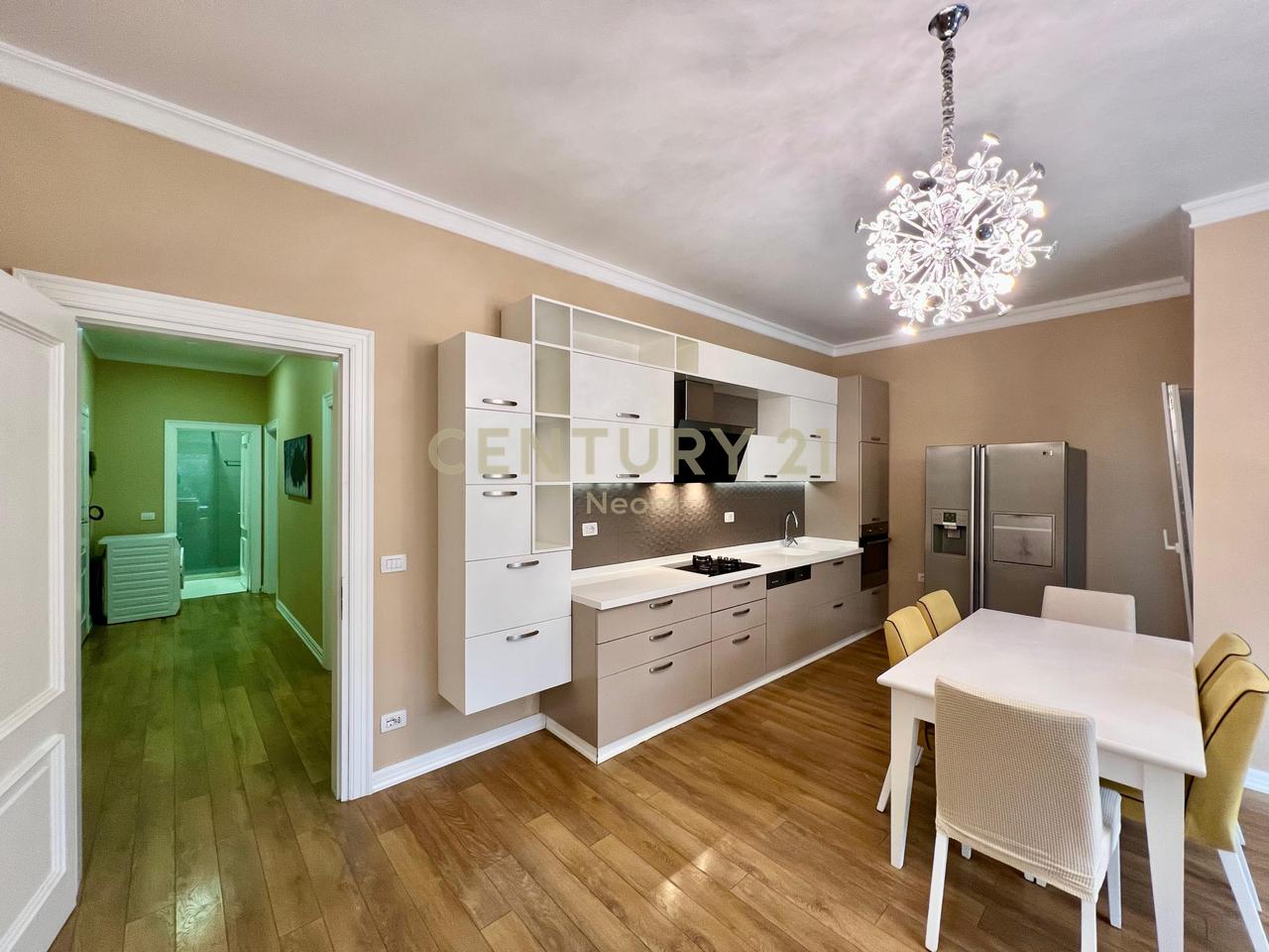 QIRA, APARTAMENT MODERN 2+1 me POST PARKIMI‼️