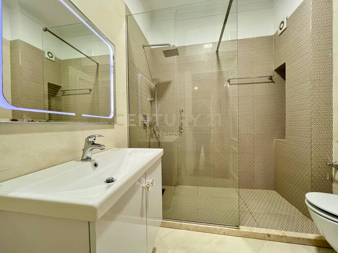 QIRA, APARTAMENT MODERN 2+1 me POST PARKIMI‼️