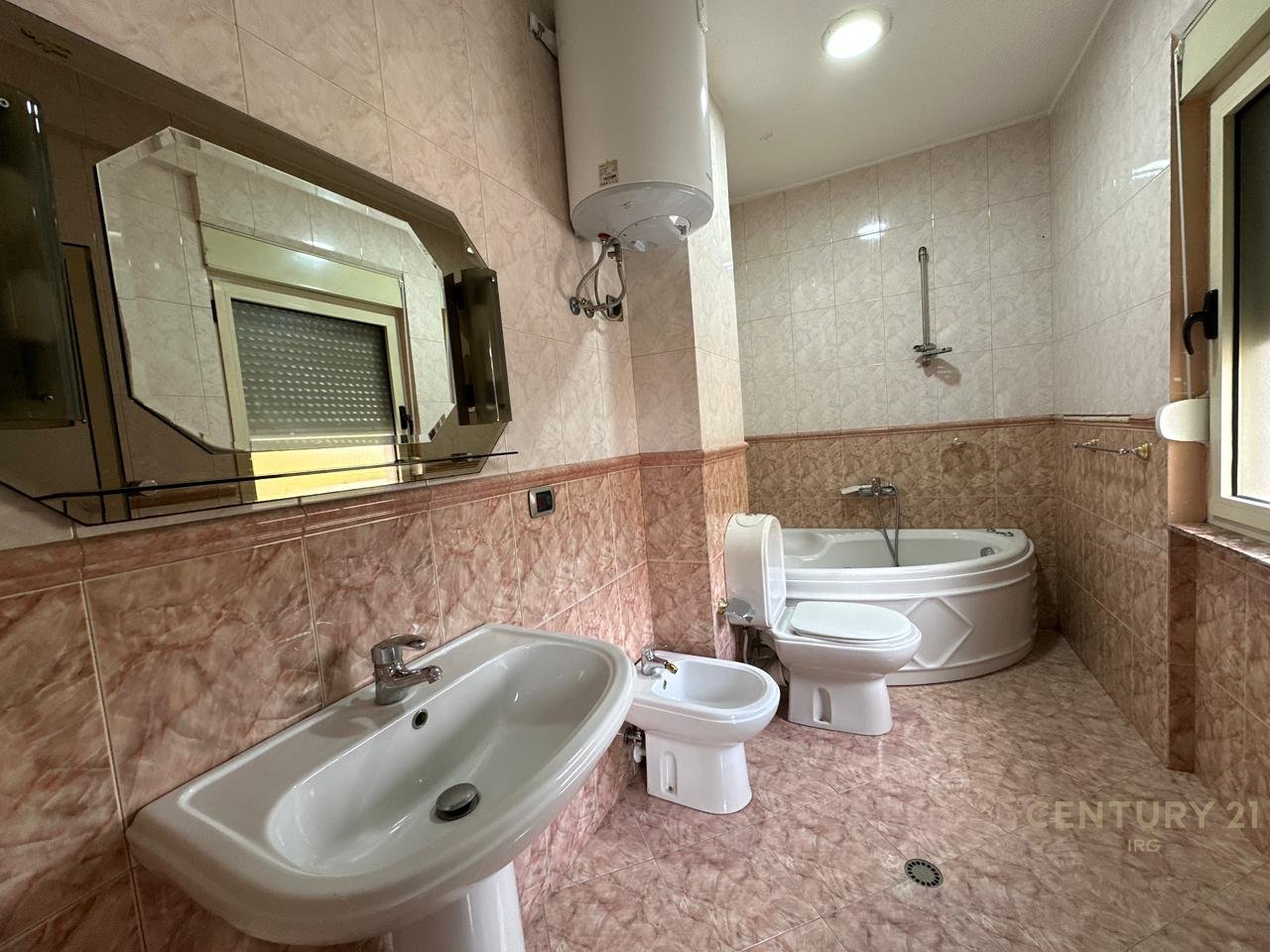 Appartamento 3+1+2+1 in vendita a Lavanteri, Viale Zogu i Parë!