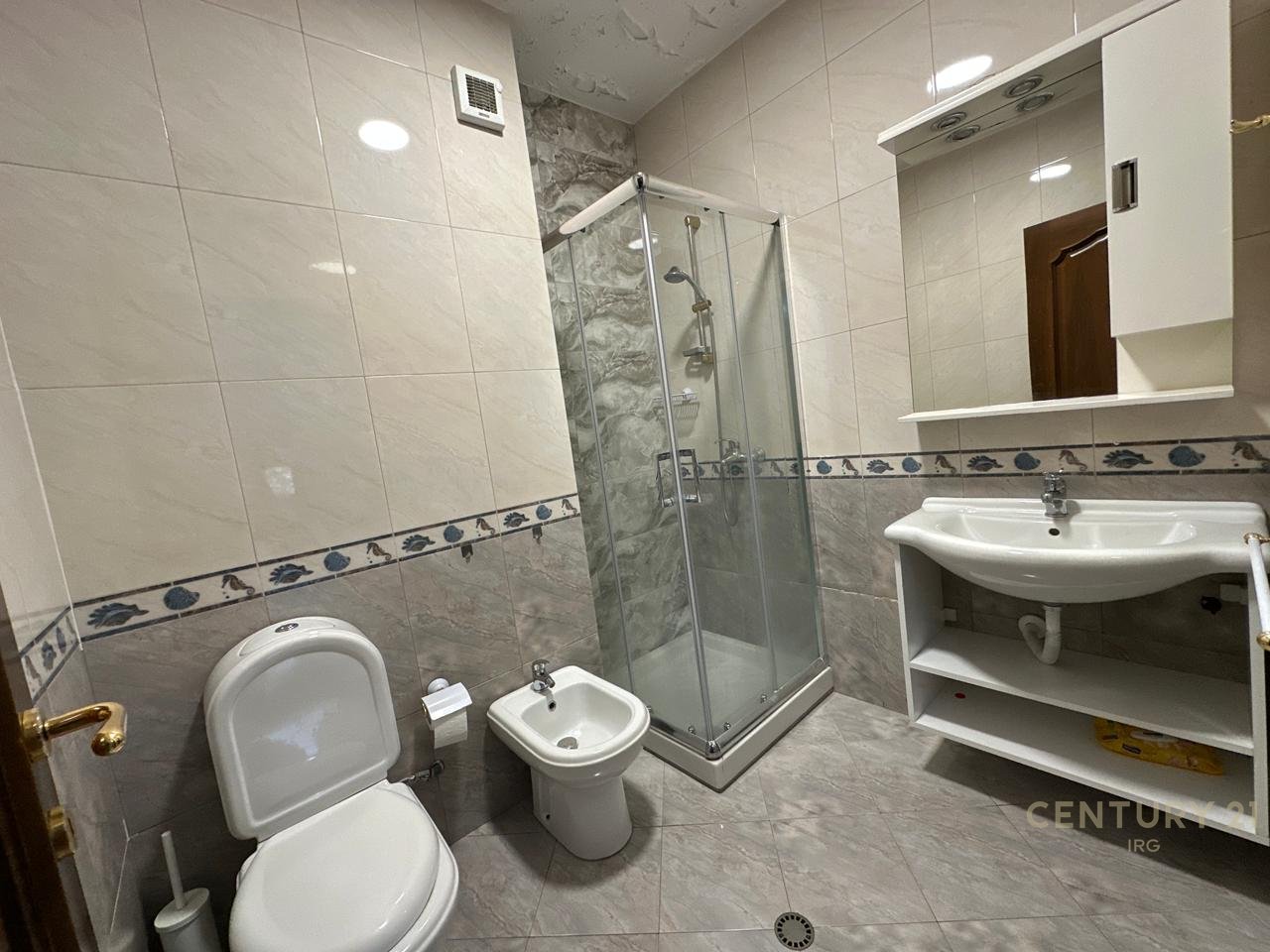 Appartamento 3+1+2+1 in vendita a Lavanteri, Viale Zogu i Parë!