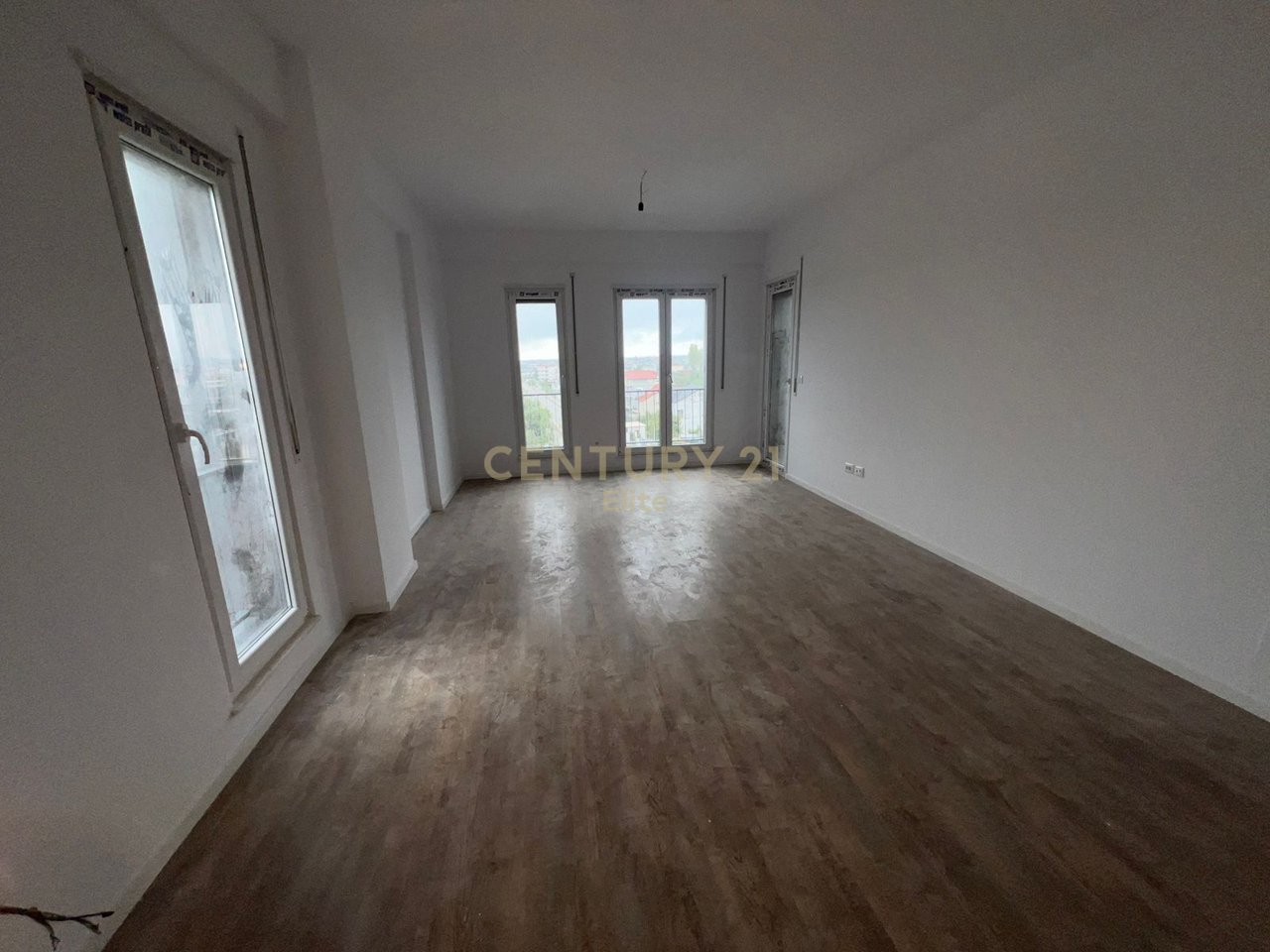 Shitet, Apartament 2+1+2, Kamez