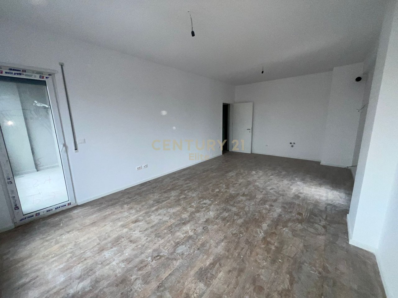 Shitet, Apartament 2+1+2, Kamez