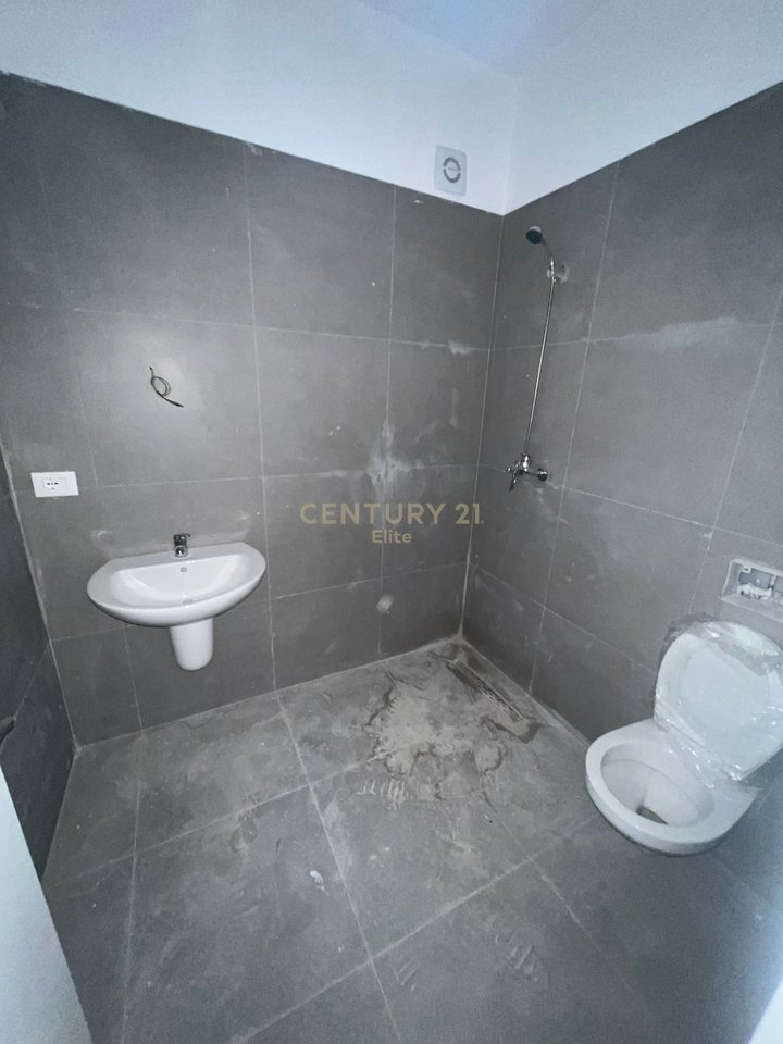 Shitet, Apartament 2+1+2, Kamez