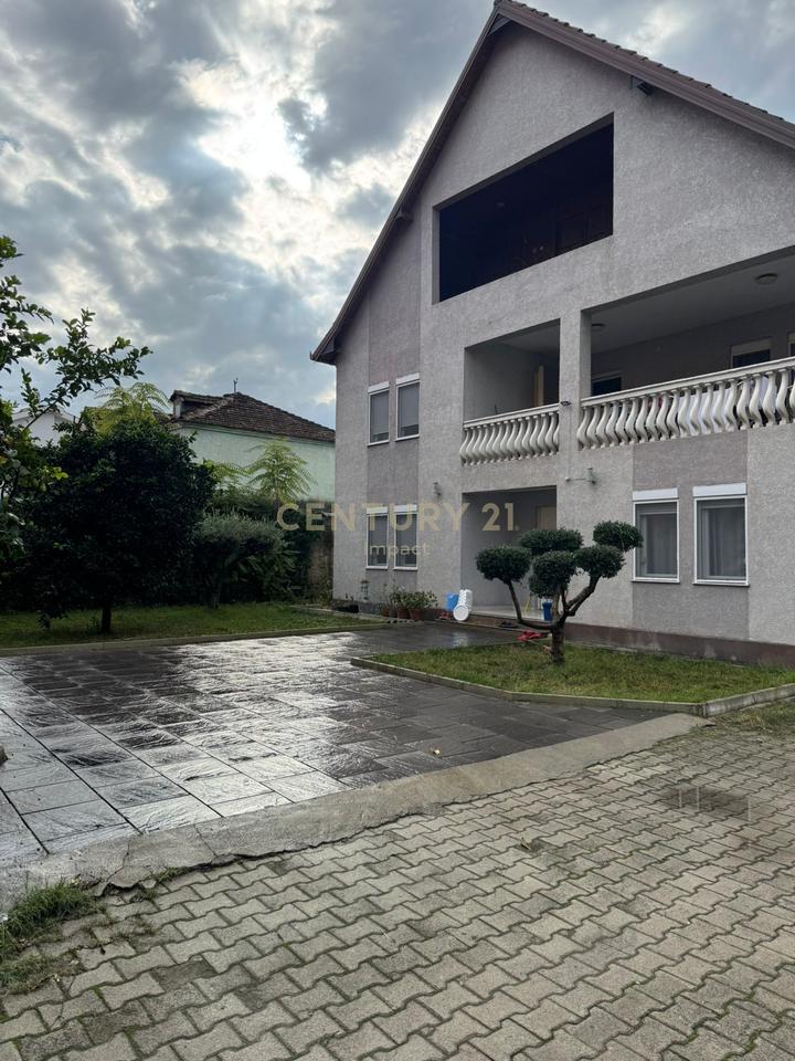 Vilë Me Qira prane Casa Italia, Tiranë - 2000€!