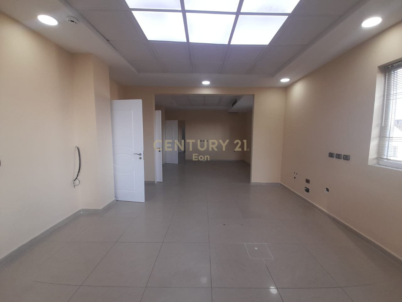 Ambient Multifunksional  Me Qira në Shkozet, Durrës !