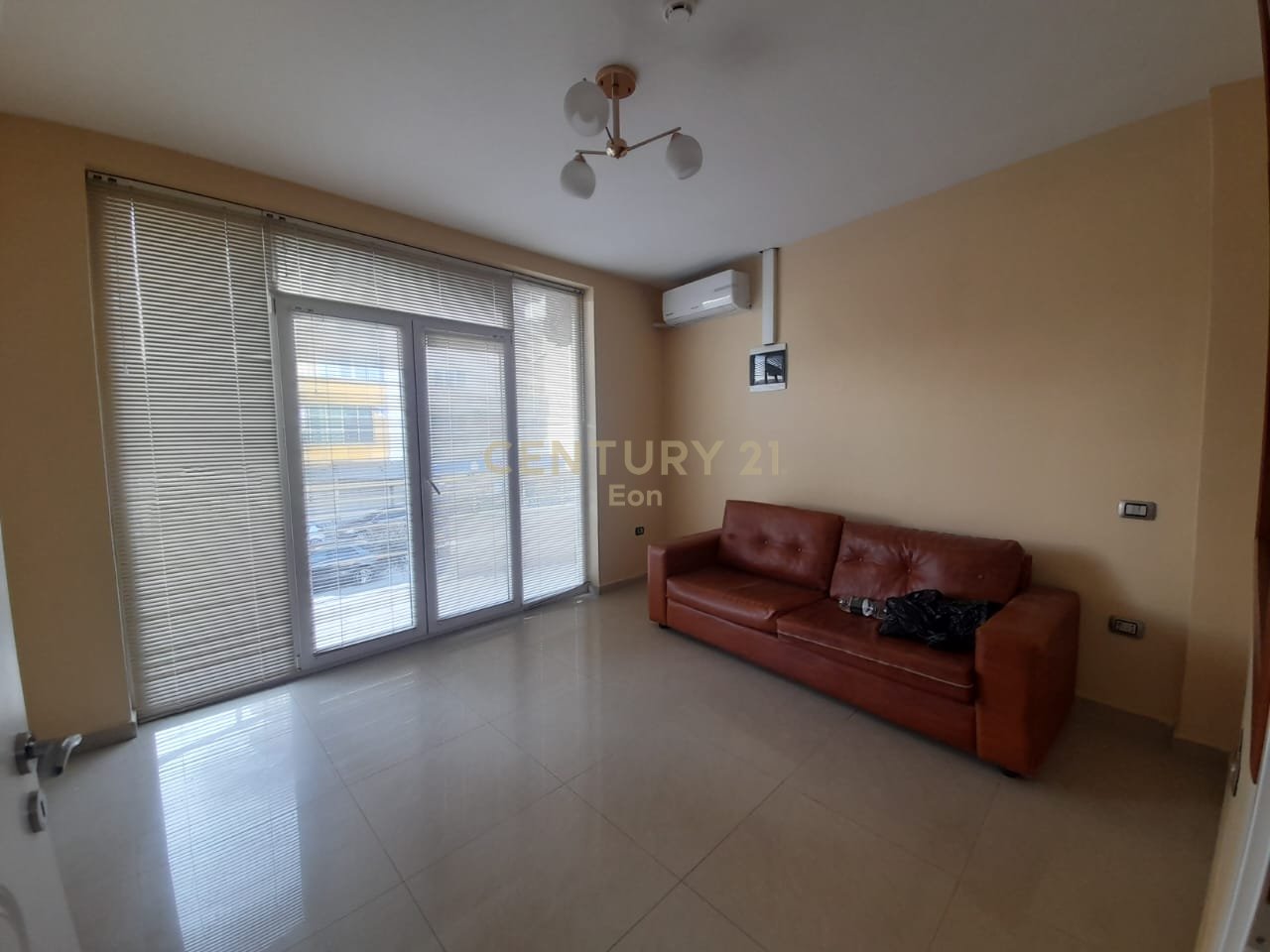 Ambient Multifunksional  Me Qira në Shkozet, Durrës !