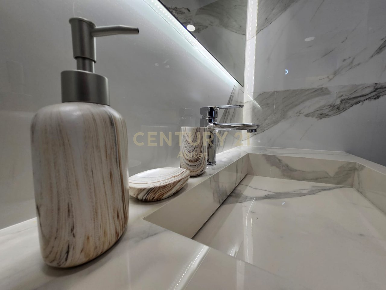 Luxury Apartment with 2 Bedrooms for Rent in the Heart of Tirana – Barrikadave Street