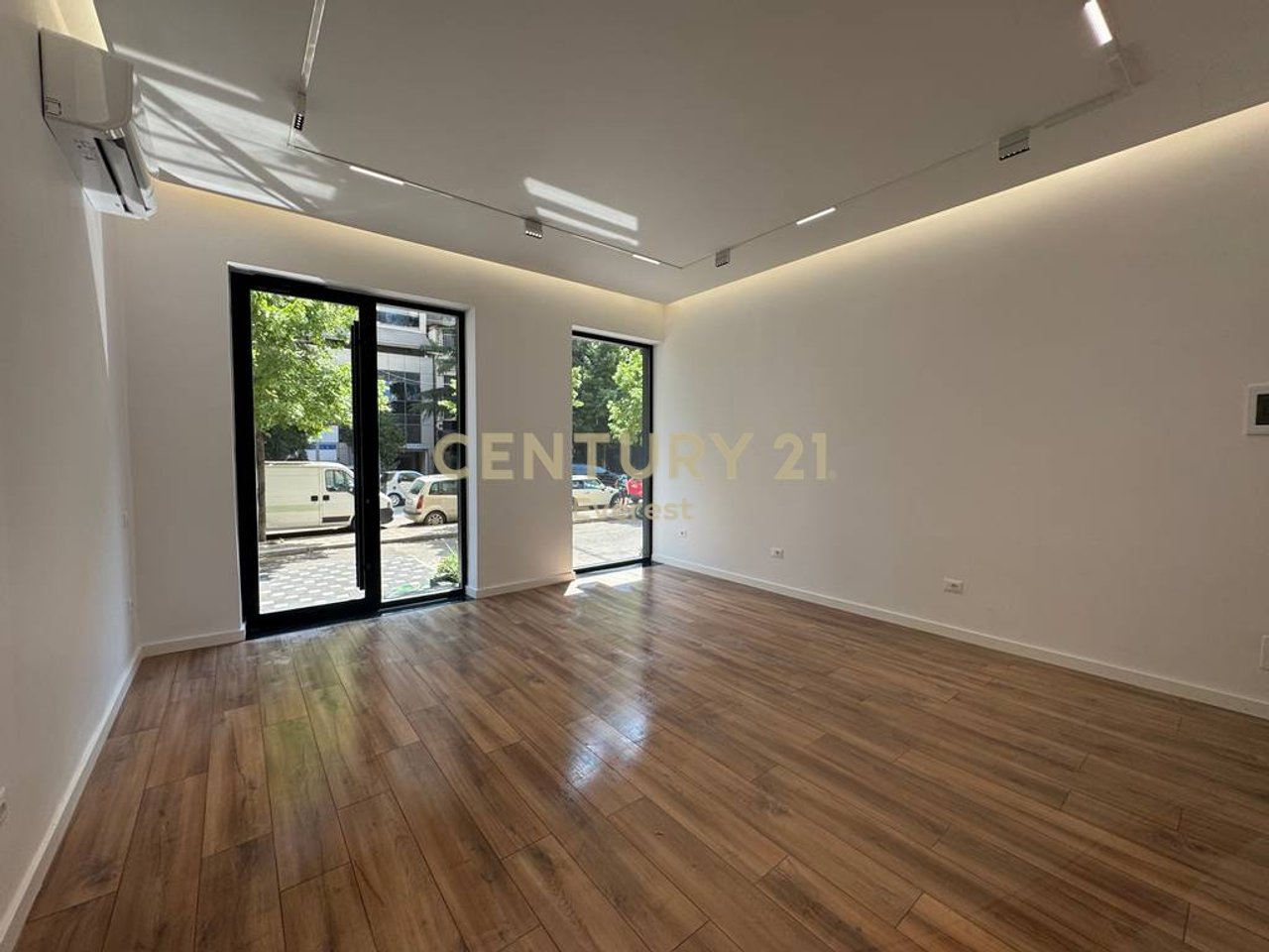 PRANE SQUARE 21, JAPIM AMBIENT KOMERCIAL ME QIRA