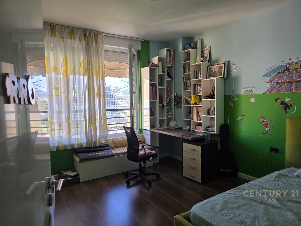 JEPET ME QIRA APARTAMENT 3+1+2 TEK RRUGA E KOSOVAREVE  !