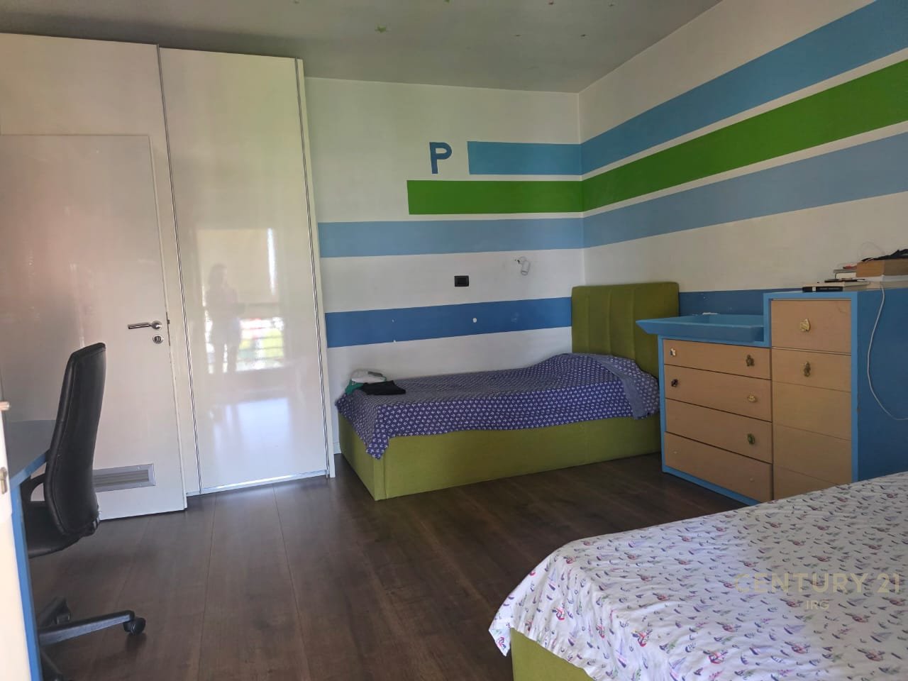 JEPET ME QIRA APARTAMENT 3+1+2 TEK RRUGA E KOSOVAREVE  !