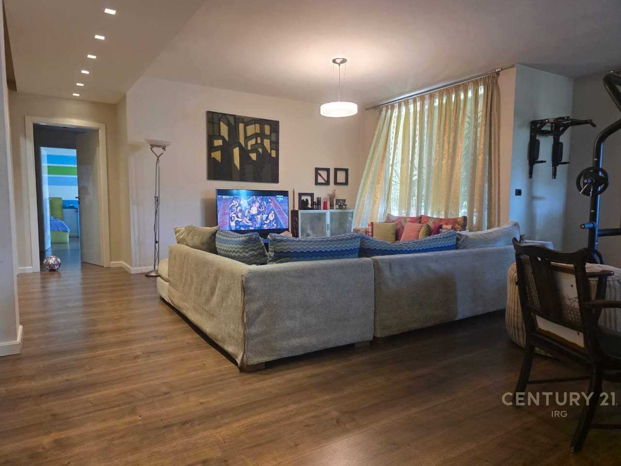 JEPET ME QIRA APARTAMENT 3+1+2 TEK RRUGA E KOSOVAREVE  !