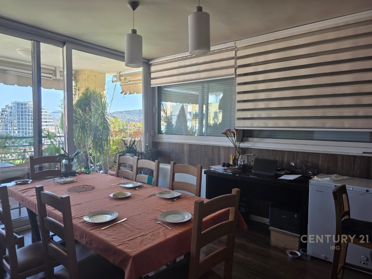 JEPET ME QIRA APARTAMENT 3+1+2 TEK RRUGA E KOSOVAREVE  !