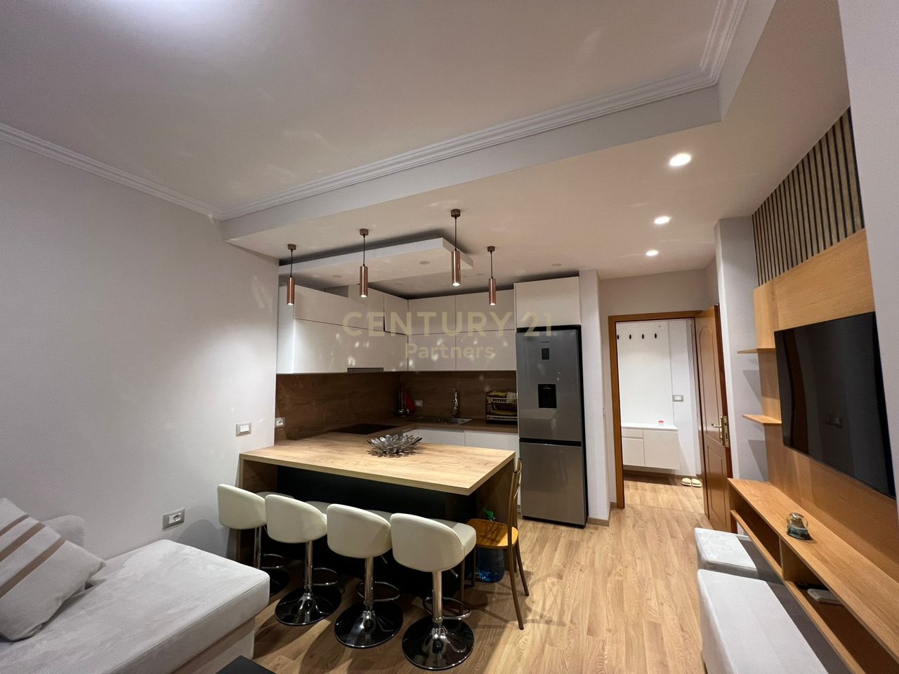 APARTAMENT 1+1 ME QIRA, STACIONI I TRENIT