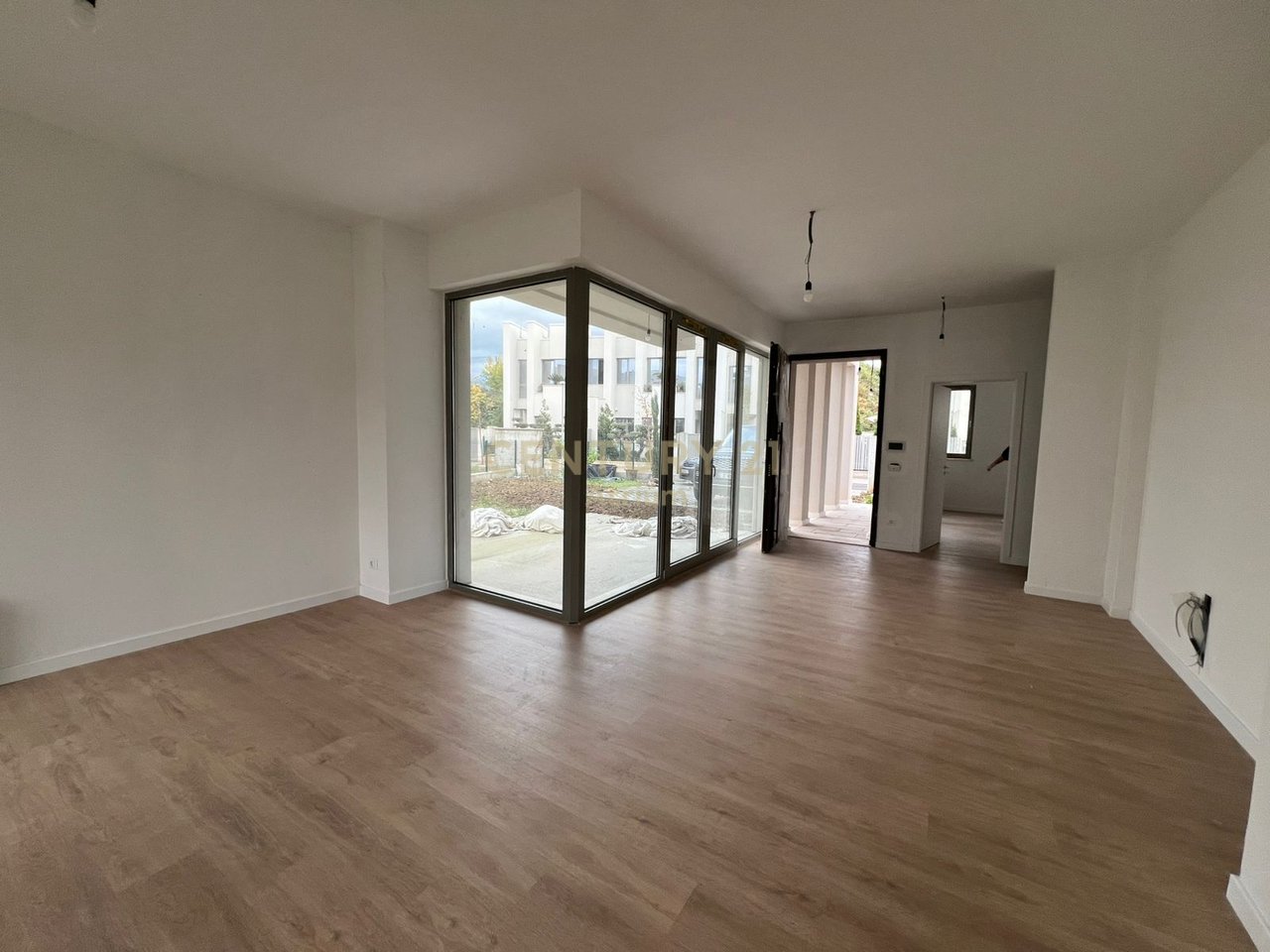 JEPET ME QIRA VILË NË RESIDENCËN "GREEN VALLEY" + 2 POSTE PARKIMI