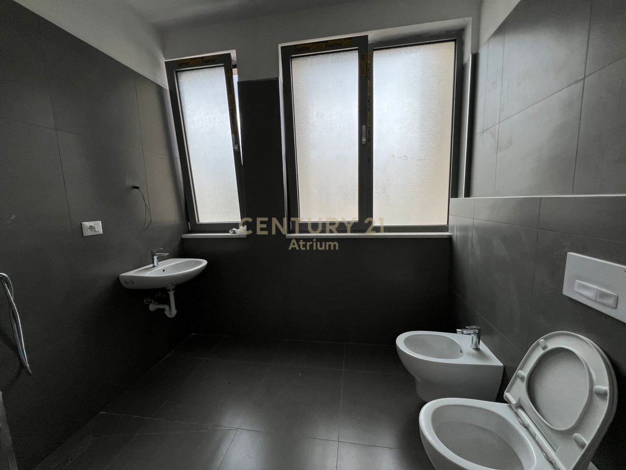 JEPET ME QIRA VILË NË RESIDENCËN "GREEN VALLEY" + 2 POSTE PARKIMI