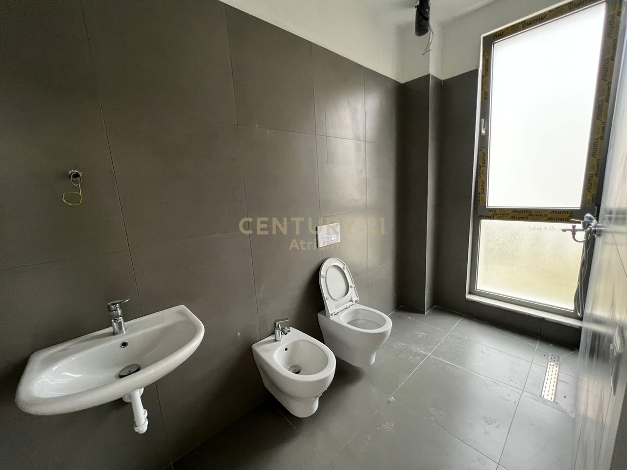 JEPET ME QIRA VILË NË RESIDENCËN "GREEN VALLEY" + 2 POSTE PARKIMI