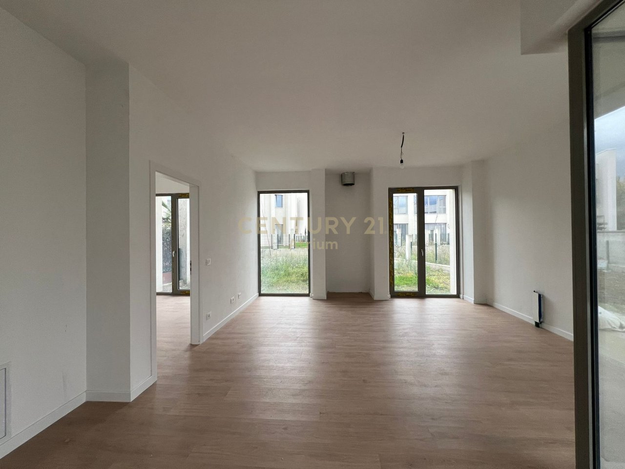 JEPET ME QIRA VILË NË RESIDENCËN "GREEN VALLEY" + 2 POSTE PARKIMI