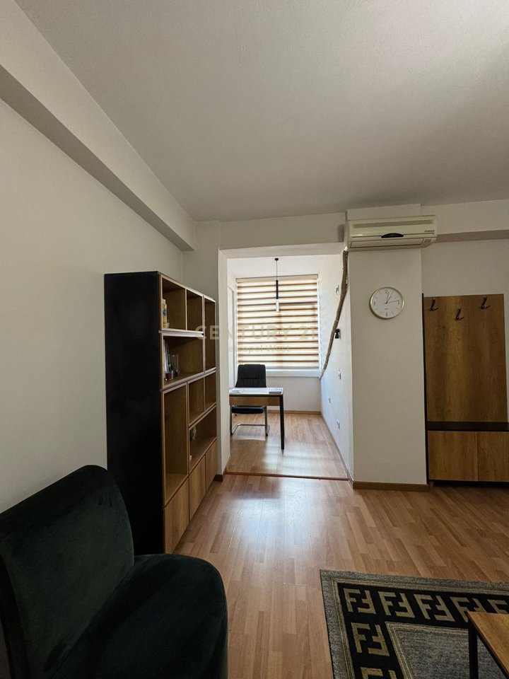 Shitet Apartament 1+1 në Rrugën Mine Peza, pranë Kafe Flora