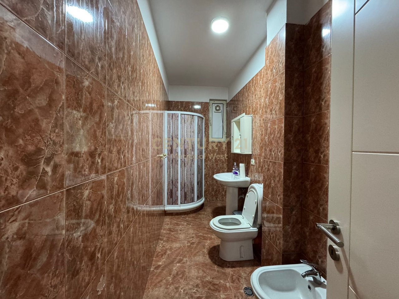 Shitet Apartament 1+1 në Rrugën Mine Peza, pranë Kafe Flora