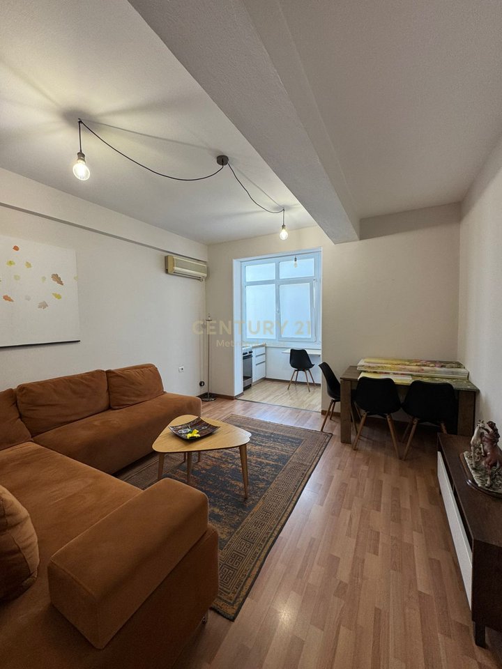 Shitet Apartament 1+1 në Rrugën Mine Peza, pranë Kafe Flora