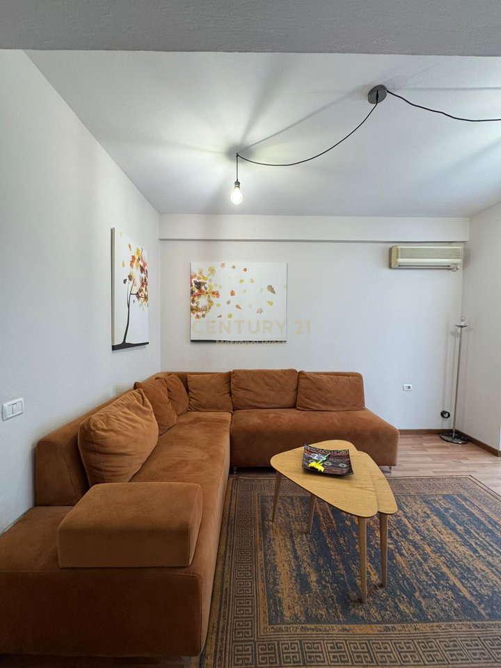 Shitet Apartament 1+1 në Rrugën Mine Peza, pranë Kafe Flora
