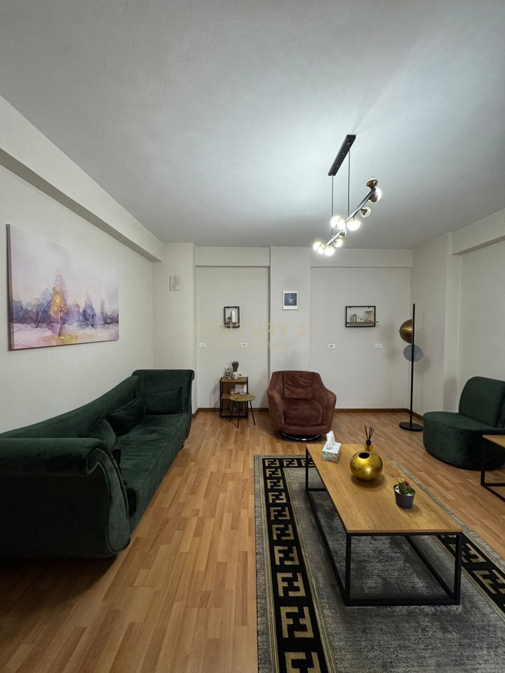 Shitet Apartament 1+1 në Rrugën Mine Peza, pranë Kafe Flora