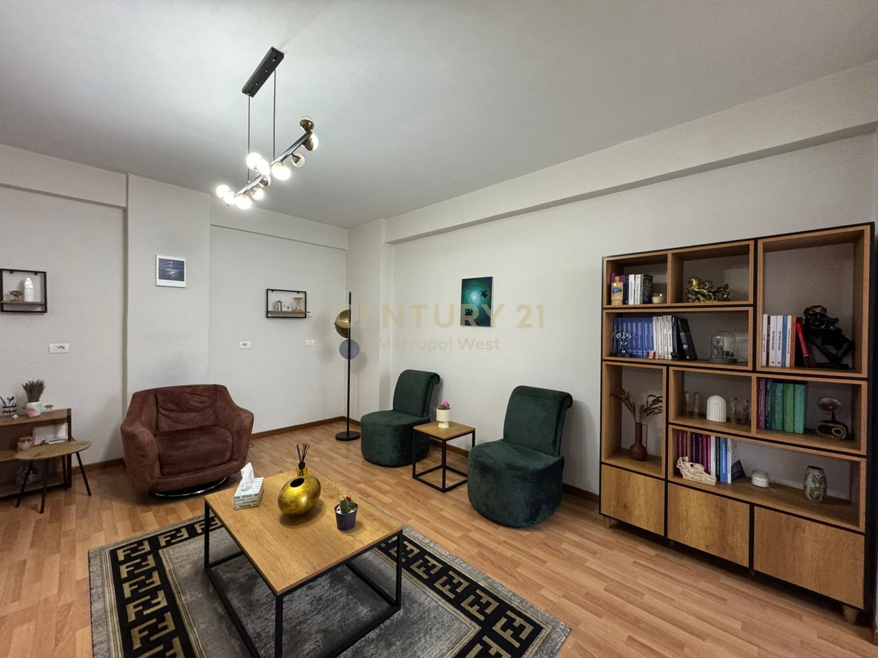 Shitet Apartament 1+1 në Rrugën Mine Peza, pranë Kafe Flora