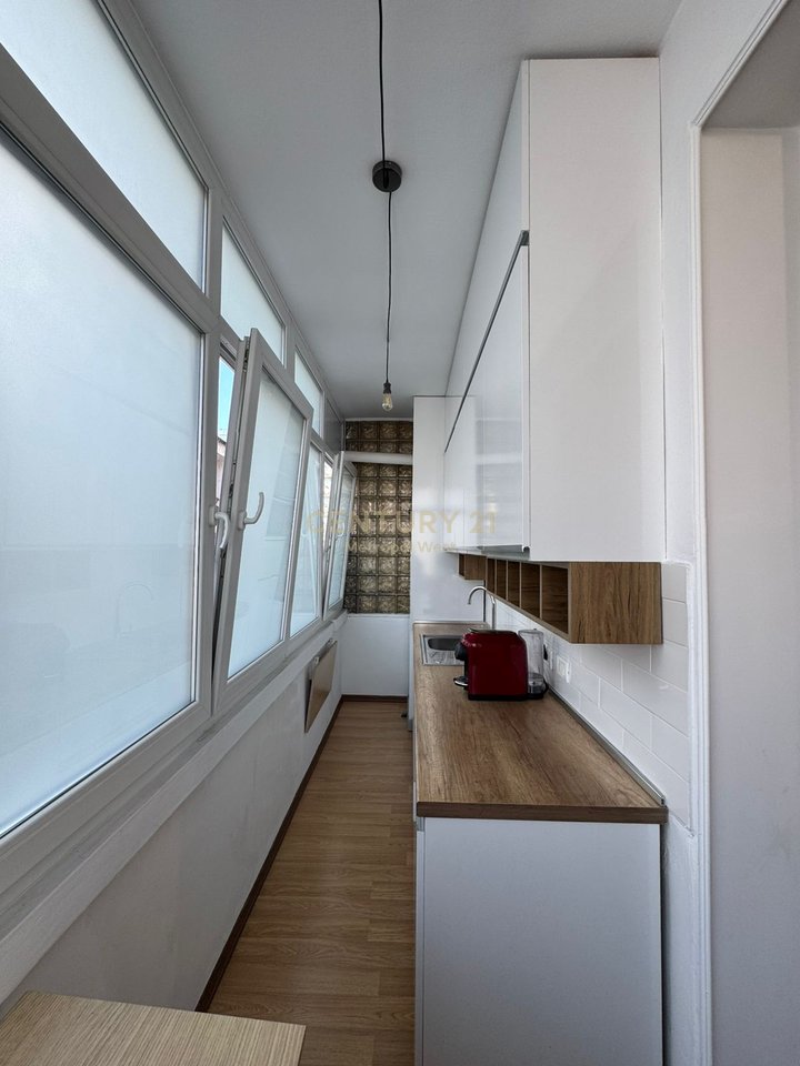 Shitet Apartament 1+1 në Rrugën Mine Peza, pranë Kafe Flora