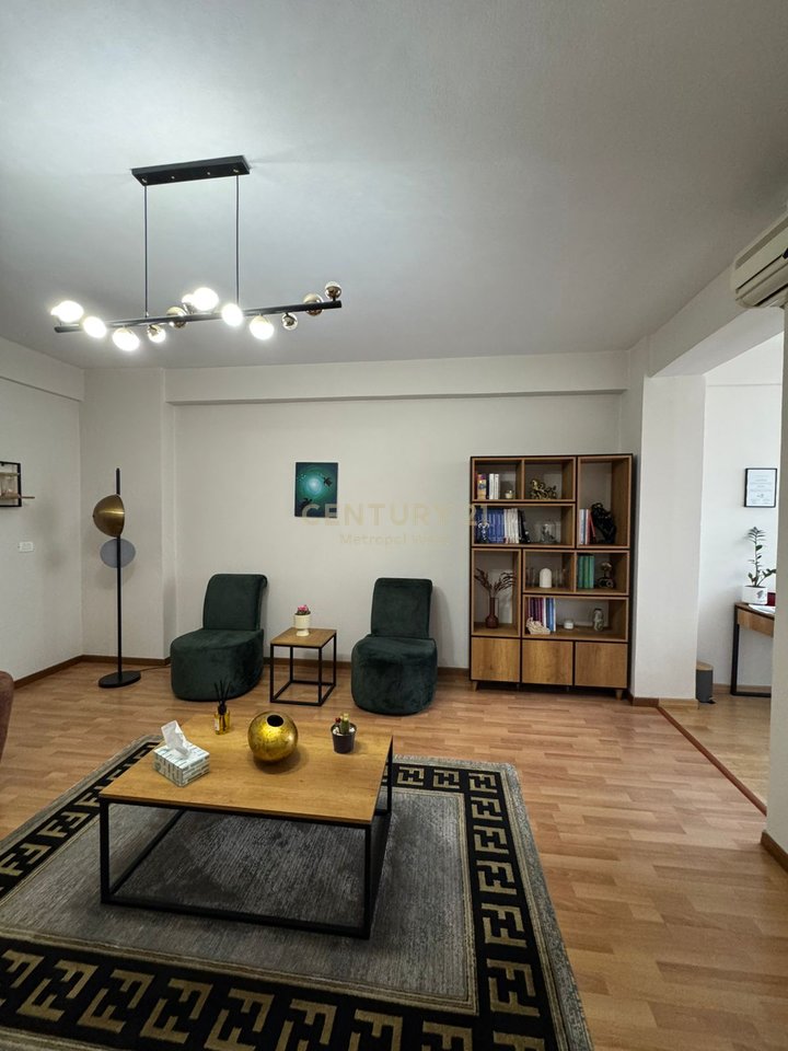 Shitet Apartament 1+1 në Rrugën Mine Peza, pranë Kafe Flora