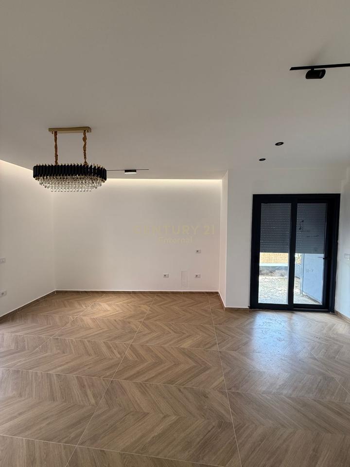 Jepen 2 ambjente  per zyra  ne Rezidencen Oasis ne Astir .