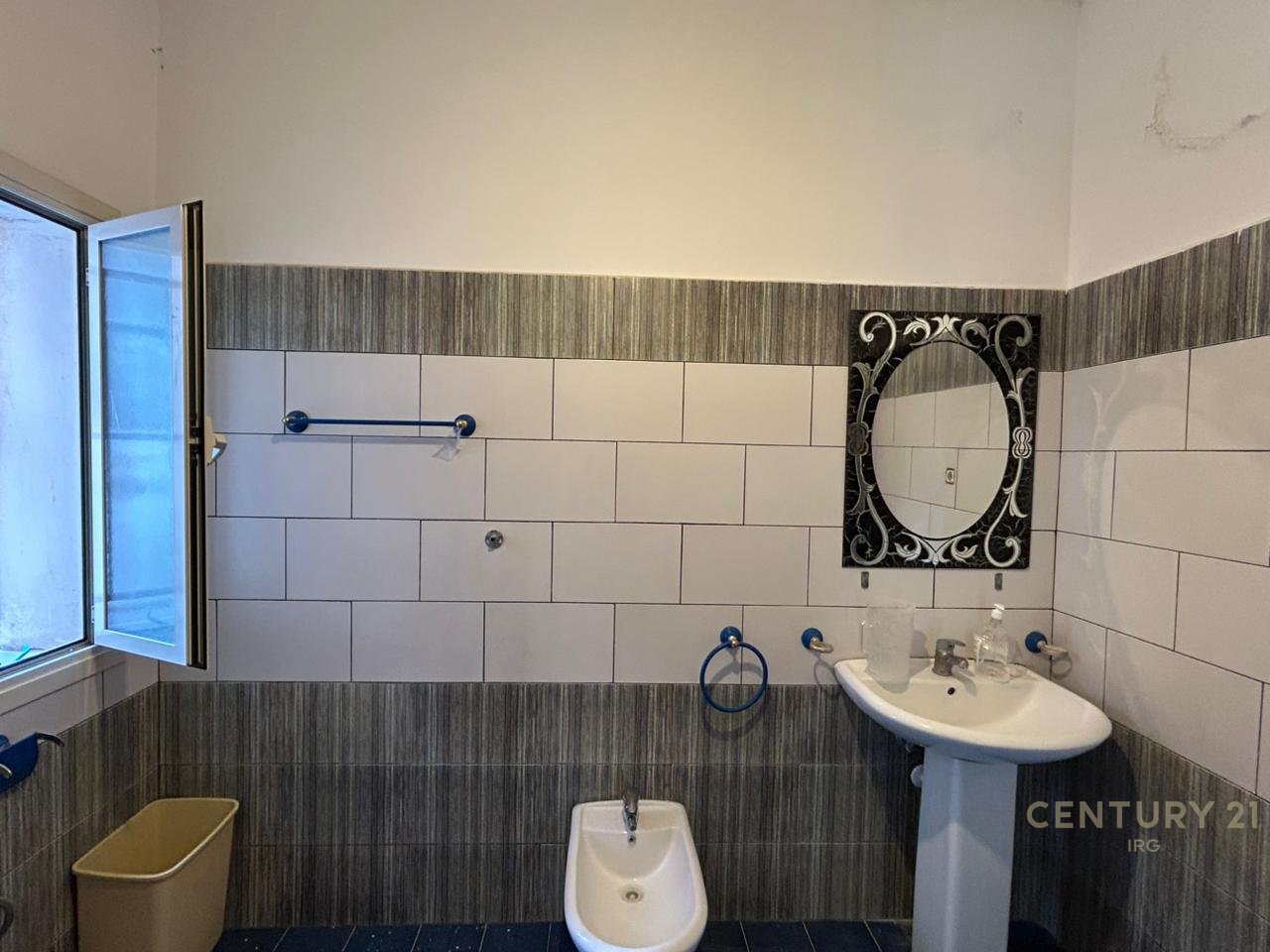 CASA IN VENDITA NEL COMUNE DI PARIGI