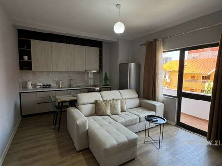 Jepet me qera apartament 2+1 prane Bulevardit!