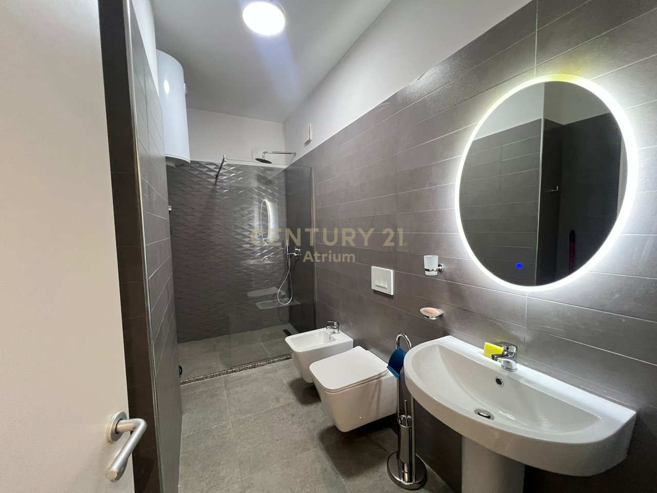 JEPET ME QIRA APARTAMENT 2+1 – ZOGU I ZI!