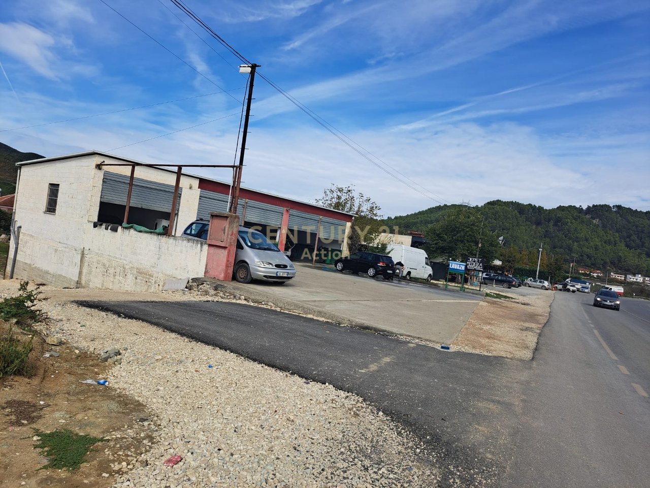 Hapësirë multifunksionale  dhe Garazh 24m2  Me Qira në Pezë - Helmes, Tiranë - 1,300.00€ | 1000 m²!