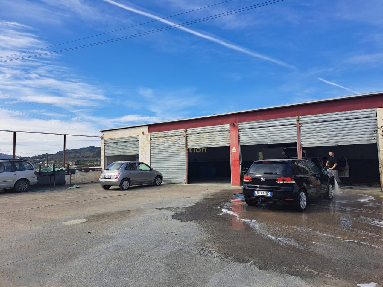 Hapësirë multifunksionale  dhe Garazh 24m2  Me Qira në Pezë - Helmes, Tiranë - 1,300.00€ | 1000 m²!