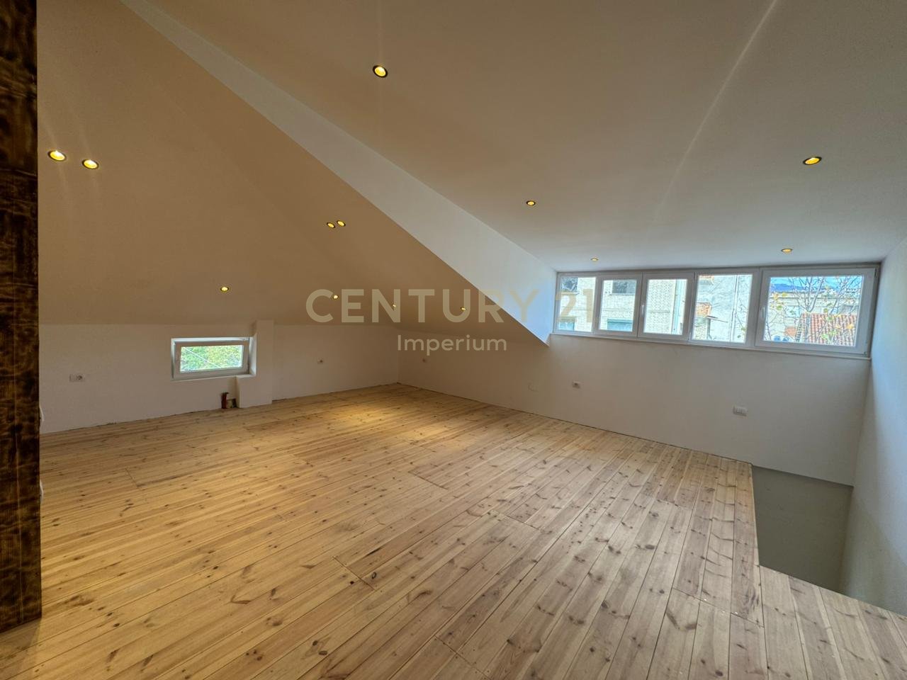 🏢 AMBIENT “CORNER” ME QIRA – PRANË RRUGËS KRYESORE, KOMBINAT