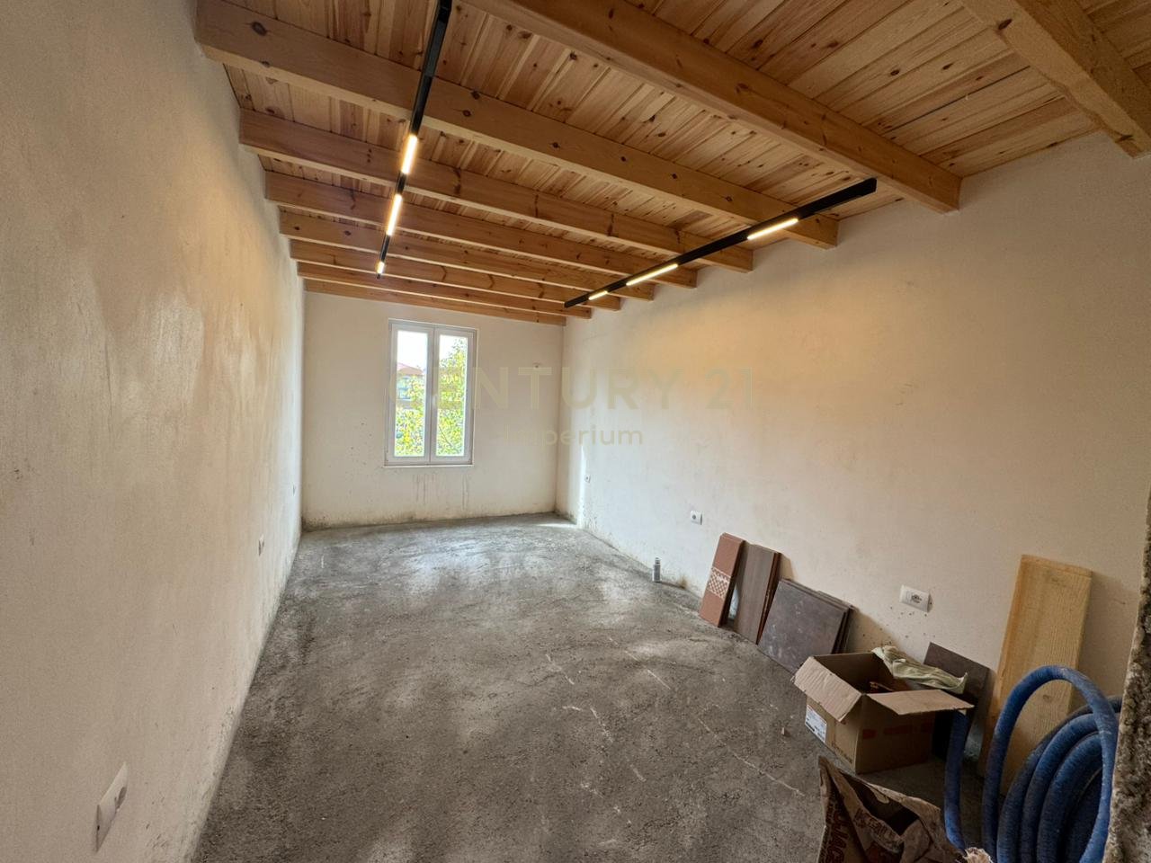 🏢 AMBIENT “CORNER” ME QIRA – PRANË RRUGËS KRYESORE, KOMBINAT