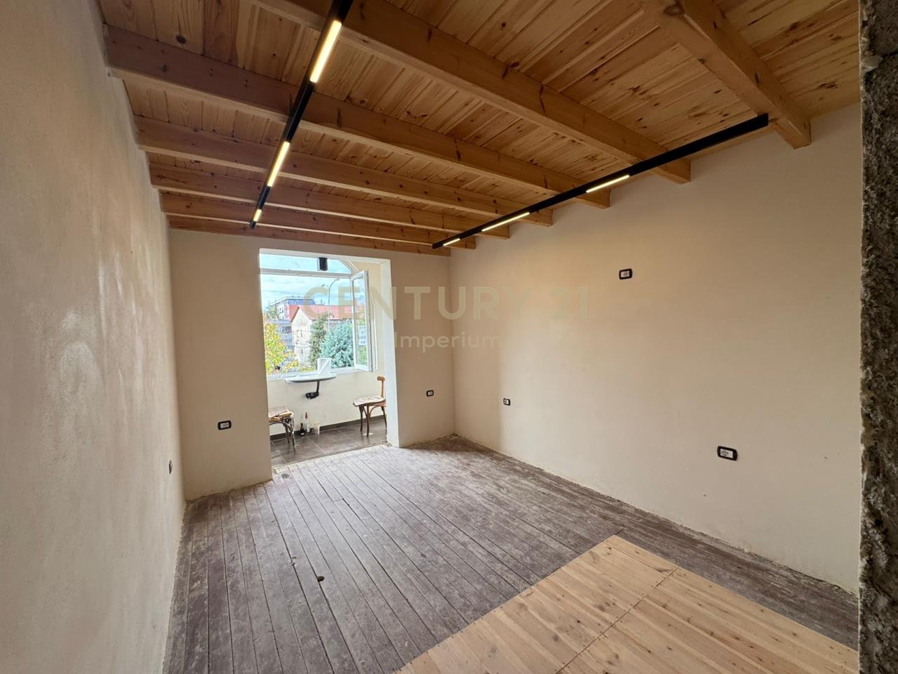 🏢 AMBIENT “CORNER” ME QIRA – PRANË RRUGËS KRYESORE, KOMBINAT