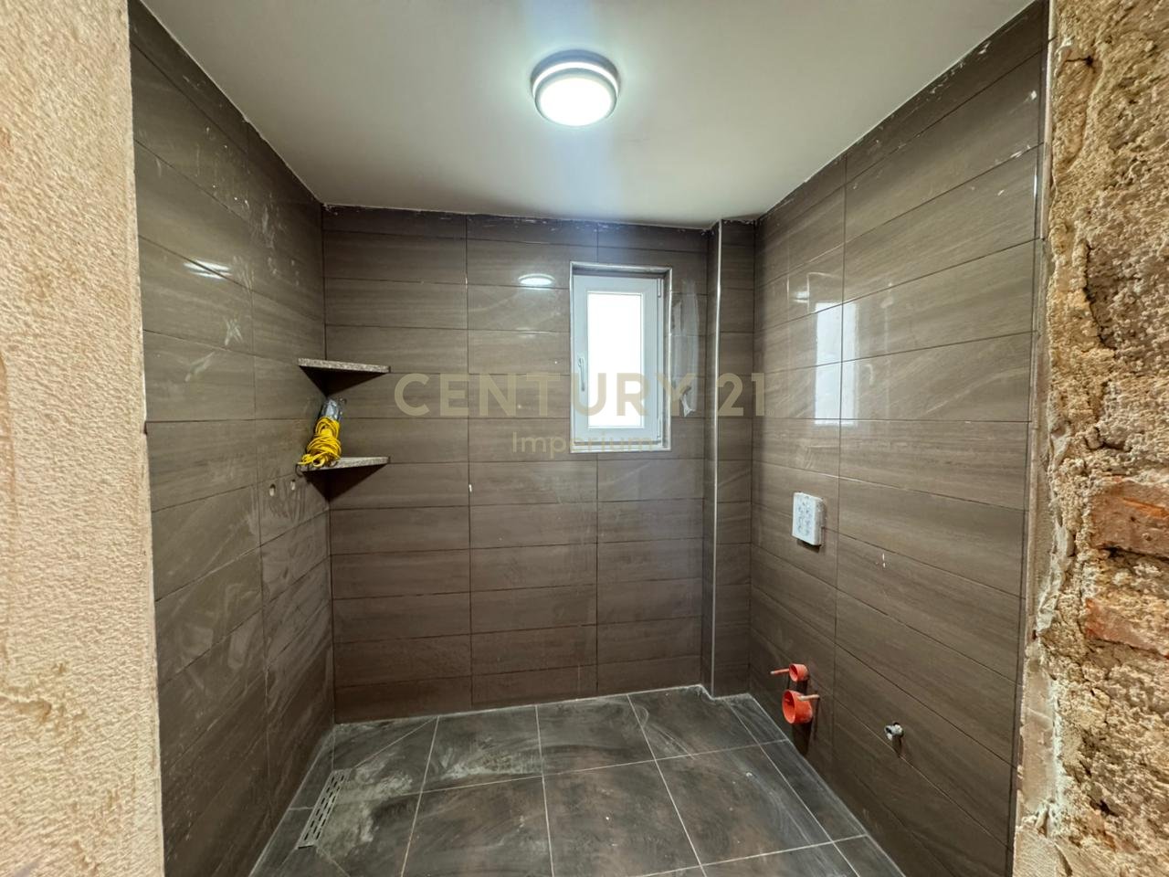 🏢 AMBIENT “CORNER” ME QIRA – PRANË RRUGËS KRYESORE, KOMBINAT