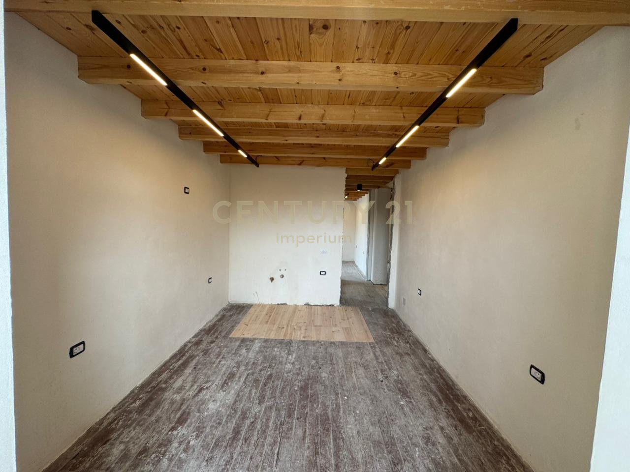 🏢 AMBIENT “CORNER” ME QIRA – PRANË RRUGËS KRYESORE, KOMBINAT